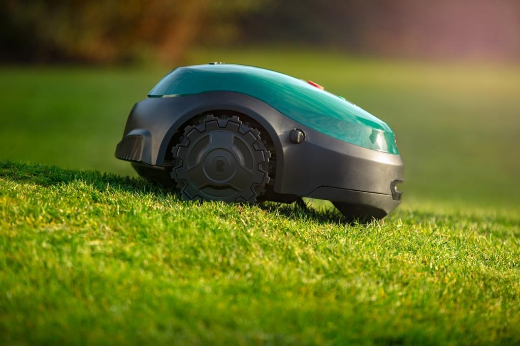 Robomow RT700 Mähroboter auf dem Rasen 1