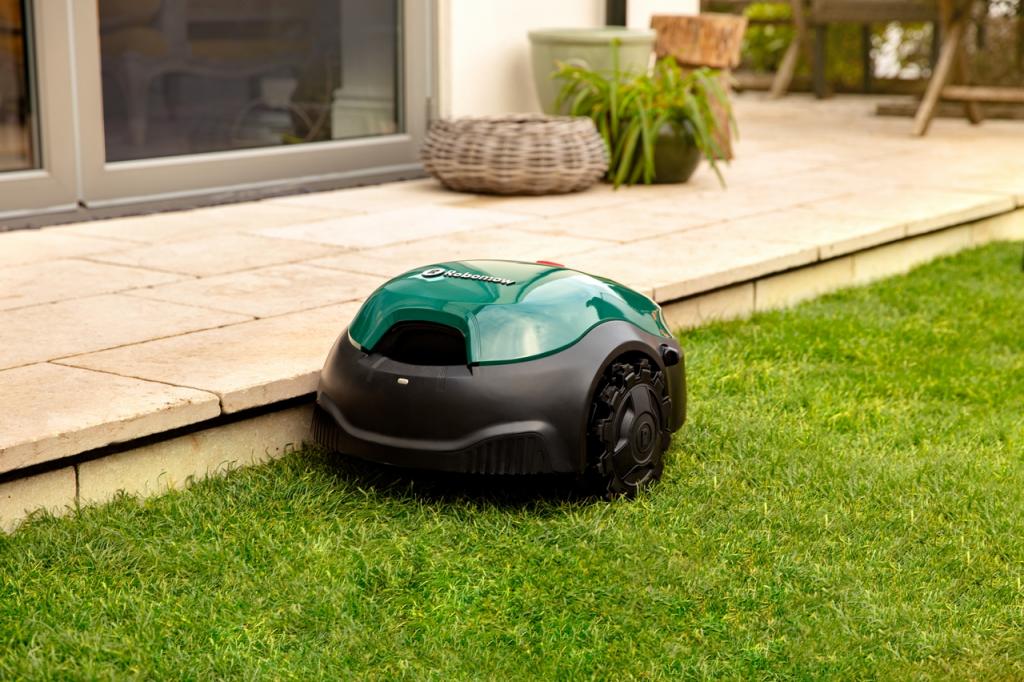 Robomow RT700 Mähroboter auf dem Rasen 2